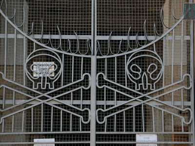 La chiesa � delimitata da un cancello in ferro con sopra incisi dei teschi, simboli tipici del periodo controriformista
